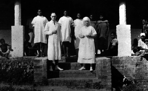 Carl Birkenstock and medical staff in front of Malamulo Hospital (leprosarium) in Nyasaland, 1920s