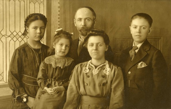 Gardener Graefe and family while at Broadview College, 1915