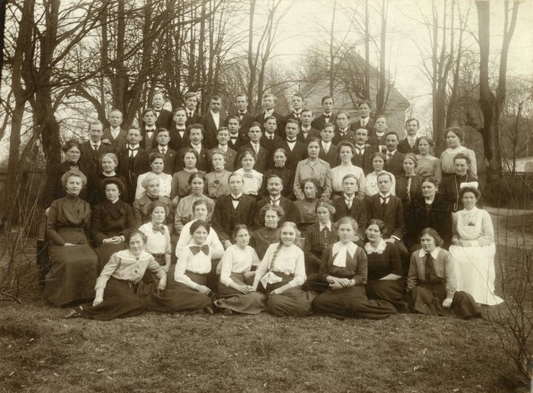Graduating class of 1913-1914 with faculty at the Scandinavian Union Mission School, Skodsborg, Denmark