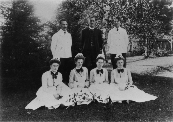 Knowlton Sanitarium first nursing graduating class, 1905