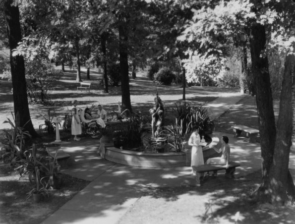 Hinsdale Sanitarium and Hospital patients and staff enjoying the Sanitarium grounds