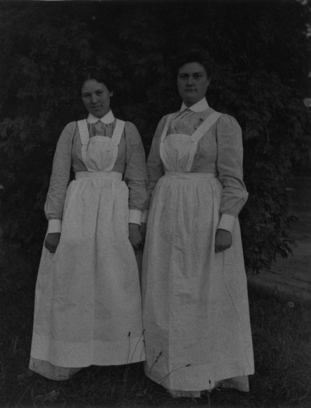 Battle Creek Sanitarium nurses Ethel Reed and Emire Cummings Abbott, 1903