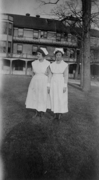 Hinsdale Sanitarium and Hospital nurses pose in front of the facility