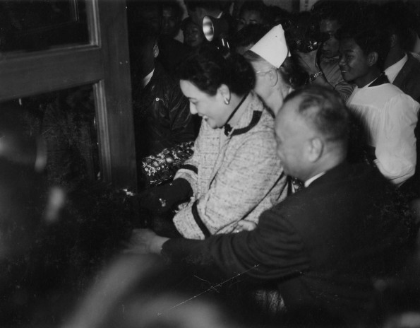 Madame Chiang turning the key to formally open the main door of the Taiwan Sanitarium, March 28, 1955.