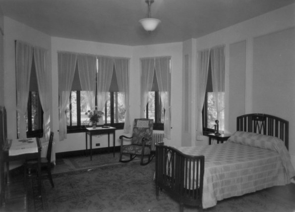 Hinsdale Sanitarium and Hospital large patient room
