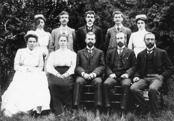 Caterham Sanitarium, England, student nurses and faculty, 1906