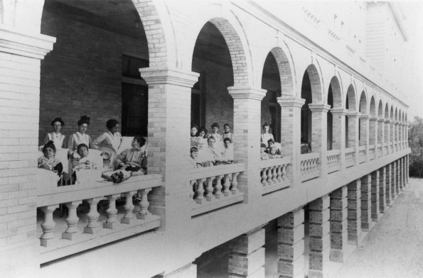 Battle Creek Sanitarium patients in wheelchairs on a covered portico