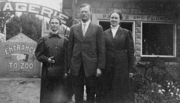Alma J Graf, Otto Julius Graf and Roberta Andrews Graf at the zoo