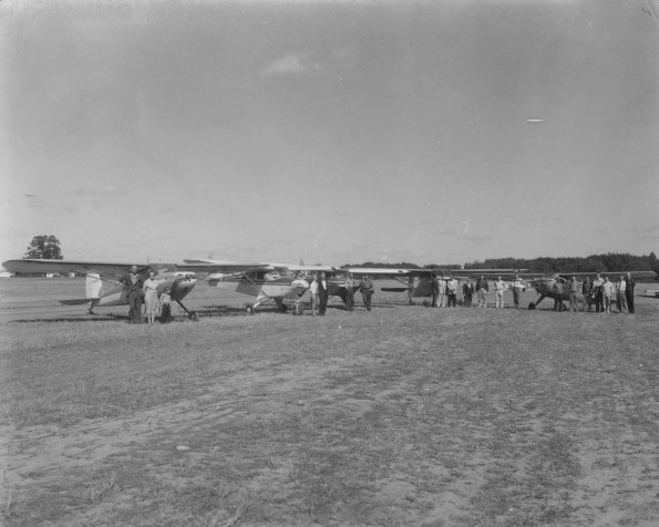 Andrews University flying club members with their planes