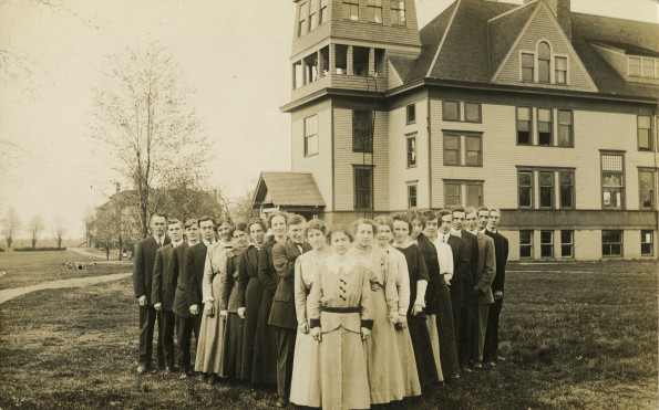 Emmanuel Missionary College group of students posing in front of Administration building about 1915