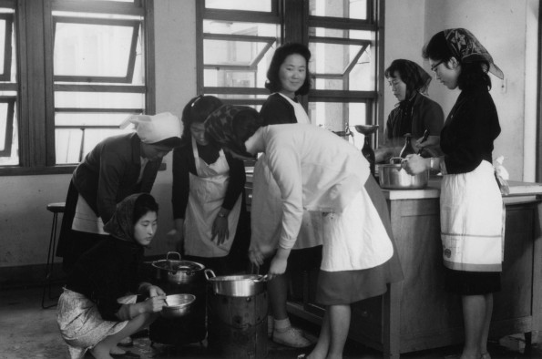 Mary Zytkoskee conduct a class in western cooking at Korea Union College, Seoul.