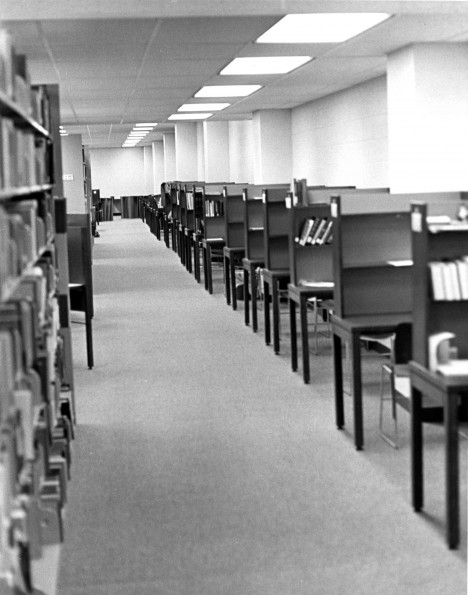 [Stacks and study shelves in the James White Library at Andrews University]