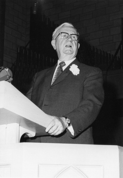 [Harry Moyle Tippett speaking at Andrews University's 1971 alumni homecoming]