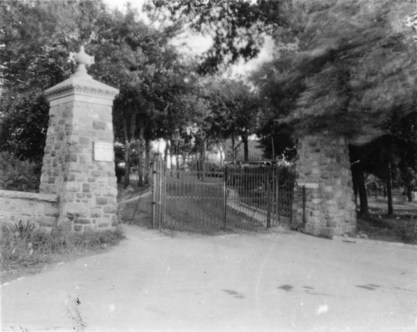 [Oak Hill Cemetery entrance 1915]