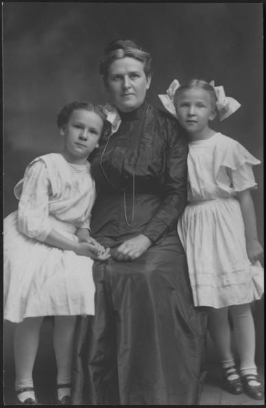 Nellie Simpson with her two daughters, Winea and Loleta
