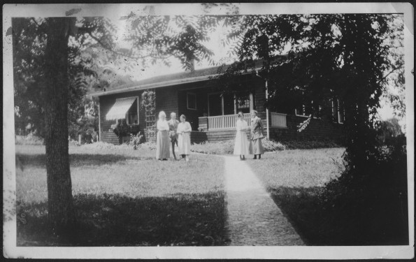 Unknown people, possibly in front of Lida Scott's house
